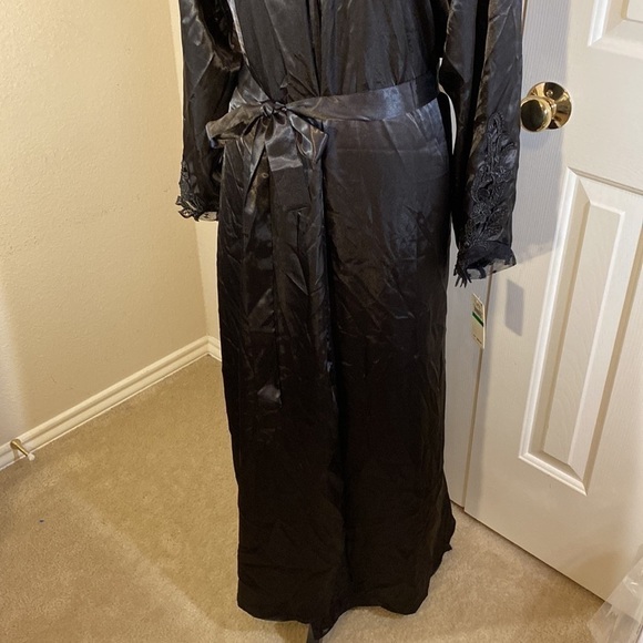 Flora Full Length Robe with Lace and Appliqué work on Sleeves Black size L/XL - Picture 3 of 11